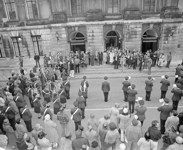 883546 Afbeelding van de Utrechtse politiekapel tijdens een uitvoering voor het Stadhuis op de Stadhuisbrug na de ...